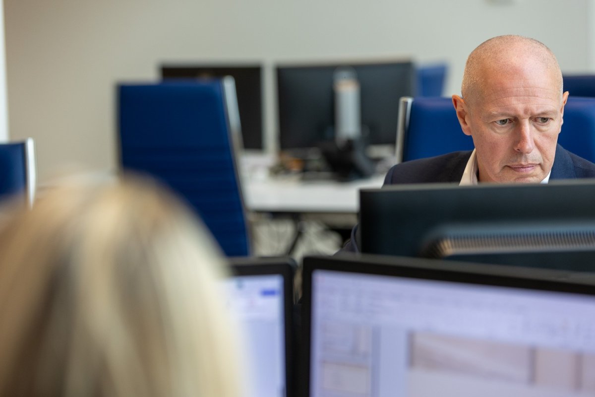 Erik Van Vlethoven die achter een computer werkt